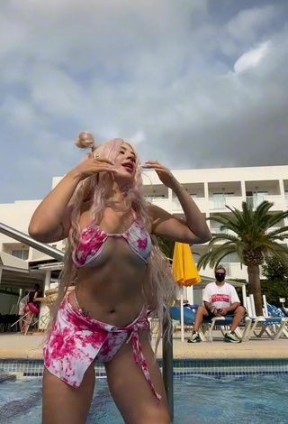 4. Sexy Makeeva Shows Cleavage in Bikini at the Swimming Pool