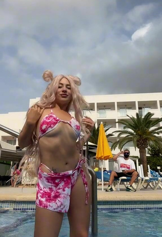 5. Sexy Makeeva Shows Cleavage in Bikini at the Swimming Pool