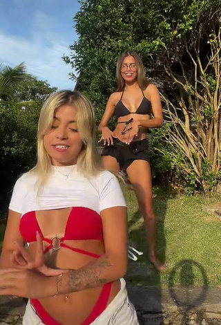2. Hot Mapu Alves Shows Cleavage in Bikini