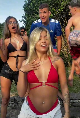 3. Sexy Mapu Alves Shows Cleavage in Bikini
