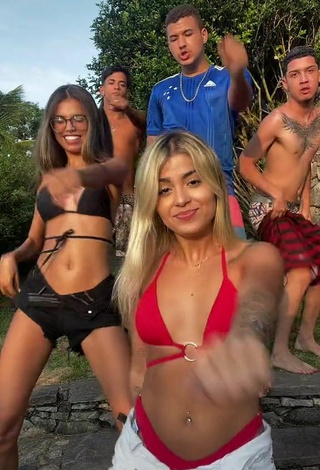 6. Sexy Mapu Alves Shows Cleavage in Bikini