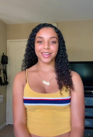 1. Hottie Mariah Williams Shows Cleavage in Crop Top and Bouncing Tits