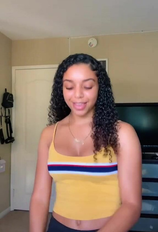 2. Hottie Mariah Williams Shows Cleavage in Crop Top and Bouncing Tits