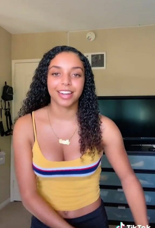 5. Hottie Mariah Williams Shows Cleavage in Crop Top and Bouncing Tits
