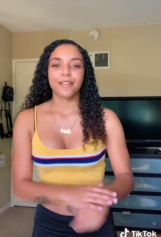 6. Hottie Mariah Williams Shows Cleavage in Crop Top and Bouncing Tits