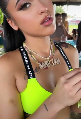 2. Hot Mariah Angeliq Shows Cleavage in Yellow Crop Top