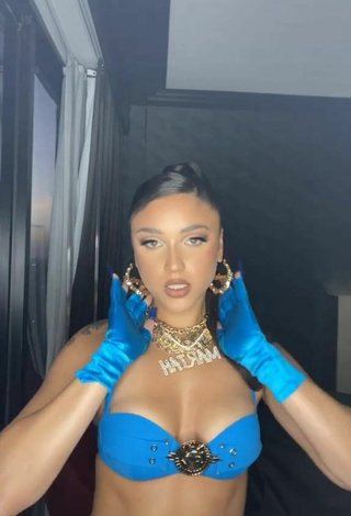 2. Sexy Mariah Angeliq Shows Cleavage in Blue Crop Top