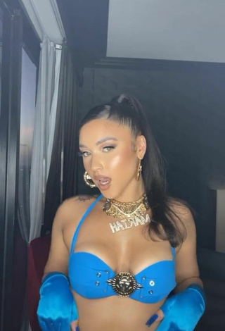 4. Sexy Mariah Angeliq Shows Cleavage in Blue Crop Top