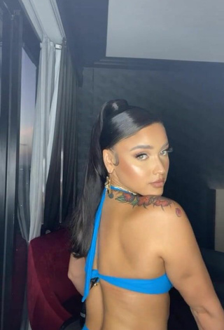 6. Sexy Mariah Angeliq Shows Cleavage in Blue Crop Top