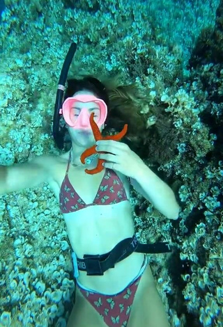 2. Sexy Mariona Pujol Merino Shows Cleavage in Bikini in the Sea