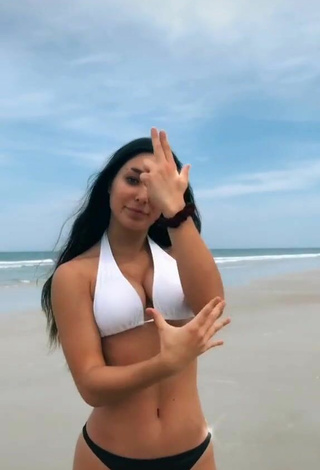 2. Seductive Maya Jakubowski Shows Cleavage in Bikini and Bouncing Boobs at the Beach