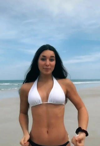 4. Seductive Maya Jakubowski Shows Cleavage in Bikini and Bouncing Boobs at the Beach