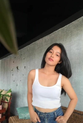 Sexy maypresado Shows Cleavage in White Crop Top