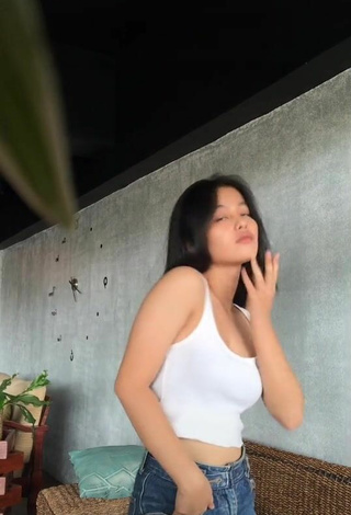 2. Sexy maypresado Shows Cleavage in White Crop Top