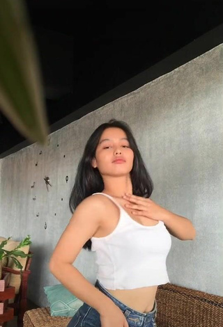 3. Sexy maypresado Shows Cleavage in White Crop Top