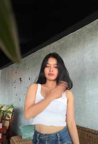 5. Sexy maypresado Shows Cleavage in White Crop Top