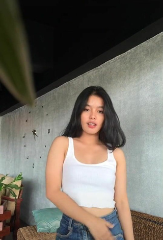 6. Sexy maypresado Shows Cleavage in White Crop Top