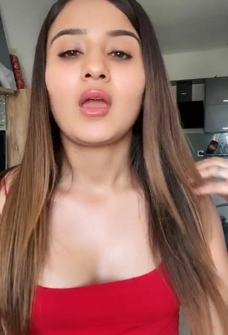 Sexy Melekazad Shows Cleavage in Red Crop Top