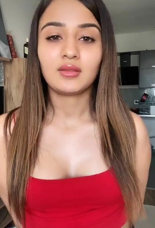 2. Sexy Melekazad Shows Cleavage in Red Crop Top