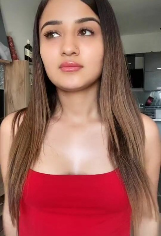 3. Sexy Melekazad Shows Cleavage in Red Crop Top