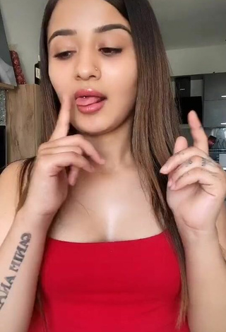 4. Sexy Melekazad Shows Cleavage in Red Crop Top