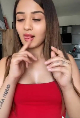 5. Sexy Melekazad Shows Cleavage in Red Crop Top