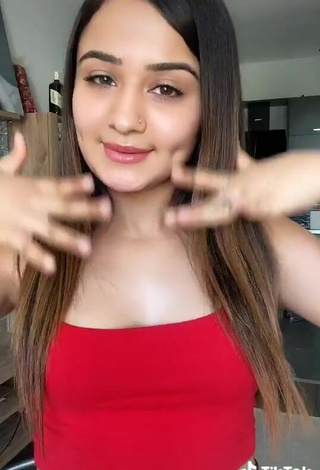 6. Sexy Melekazad Shows Cleavage in Red Crop Top