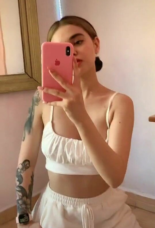 3. Beautiful Melisa Ruiz Shows Cleavage in Sexy White Crop Top