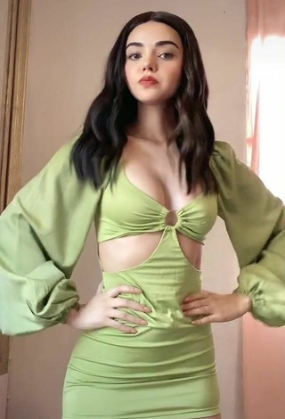 3. Sexy Melisa Ruiz Shows Cleavage in Green Dress