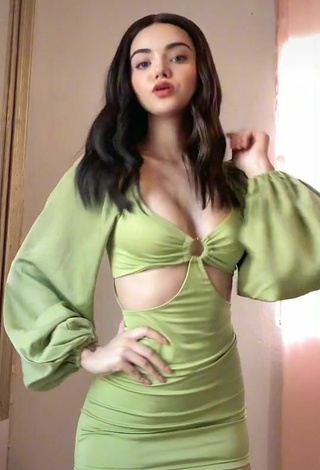 4. Sexy Melisa Ruiz Shows Cleavage in Green Dress