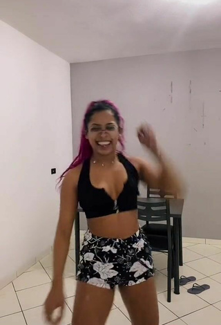 3. Sexy Michele Barros Shows Cleavage in Black Crop Top and Bouncing Tits