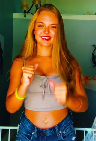 1. Sexy morg Shows Cleavage in Grey Crop Top and Bouncing Tits