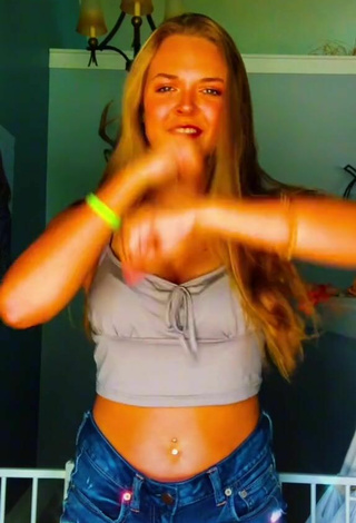 2. Sexy morg Shows Cleavage in Grey Crop Top and Bouncing Tits
