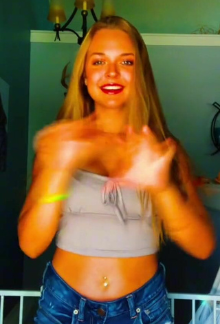6. Sexy morg Shows Cleavage in Grey Crop Top and Bouncing Tits