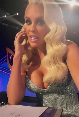 Sexy Jenny McCarthy Shows Cleavage