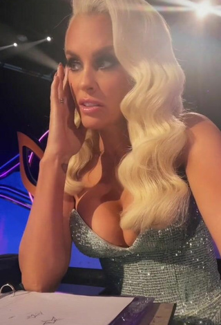 2. Sexy Jenny McCarthy Shows Cleavage