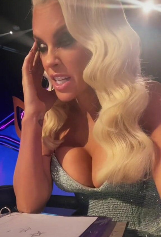 3. Sexy Jenny McCarthy Shows Cleavage