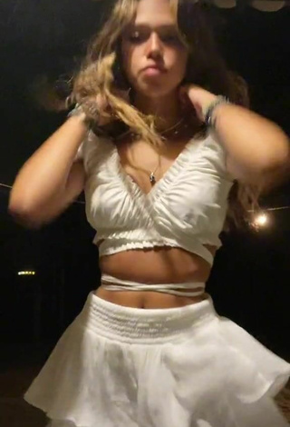 Hot nottrebeca Shows Cleavage in White Crop Top