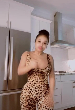 Amazing DreamDoll Shows Cleavage in Hot Leopard Bodysuit and Bouncing Tits