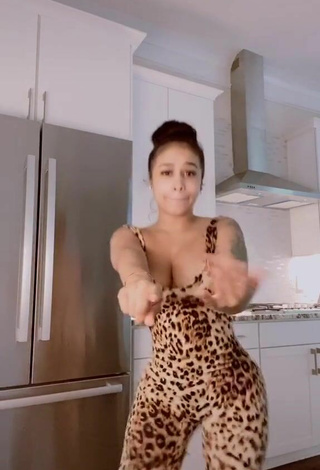5. Amazing DreamDoll Shows Cleavage in Hot Leopard Bodysuit and Bouncing Tits