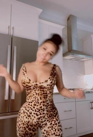 6. Amazing DreamDoll Shows Cleavage in Hot Leopard Bodysuit and Bouncing Tits