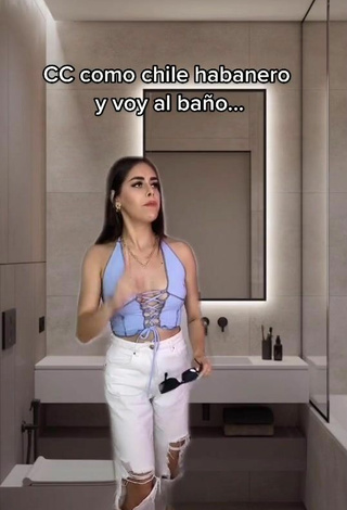 4. Sexy Kenedy Rojas Shows Cleavage in Crop Top