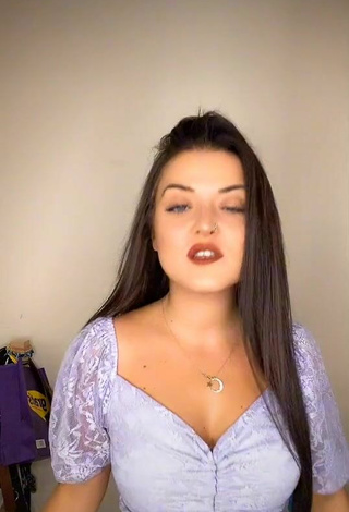 2. Sexy Büşra Hancı Shows Cleavage in Purple Crop Top