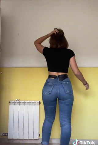 6. Sexy Paula Collantes Fuentes Shows Butt