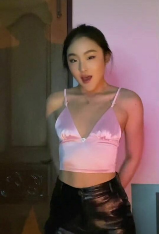 2. Hot Ppunnch Shows Cleavage in Pink Crop Top