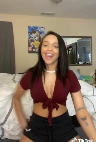 6. River Bleu Looks Cute in Brown Crop Top and Bouncing Tits