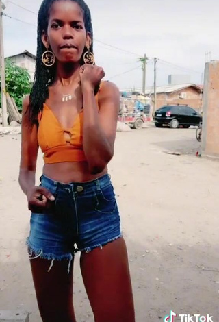 6. Sexy Rose Silva Shows Cleavage in Orange Crop Top