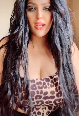 3. Sexy Salma Elshimy Shows Cleavage in Leopard Crop Top