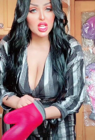 2. Sexy Salma Elshimy Shows Cleavage in Bodysuit