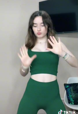 3. Sexy Samanthaa.cls2 Shows Cleavage in Green Crop Top